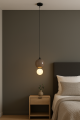 lampa pieve wisząca obok łóżka
