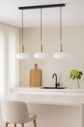 lampa nad wyspe/stół singala trzy mleczne klosze ze złotym zdobieniem