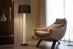 RAHUL 447610232 lampa stojąca z podświetlaną drewnianą nogą LED 10W 3000K DIM abażur czarny fi 48cm 1xE27