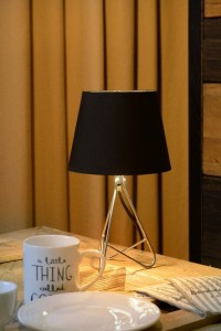 GITTA lampa stołowa na srebrnym trójnogu z czarnym abażurem fi 17cm 1xE14