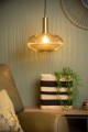 ryflowana bursztynowa lampa wisząca nad stołem MALOTO