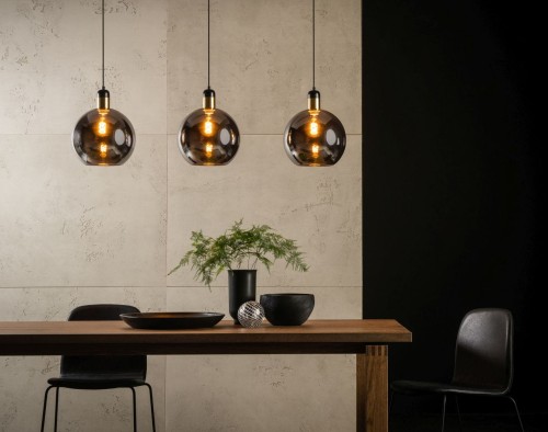 lampa z dymionymi kloszami Julius czarno/złoty nad stołem