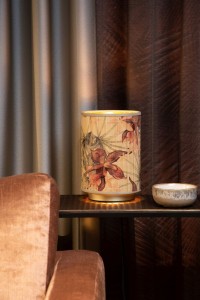 TANSELLE 10515/01/99 lampa nocna abażur fi 15cm bambus z motywem kwiatowym  roślinnym od wewnątrz złoty 1xE14