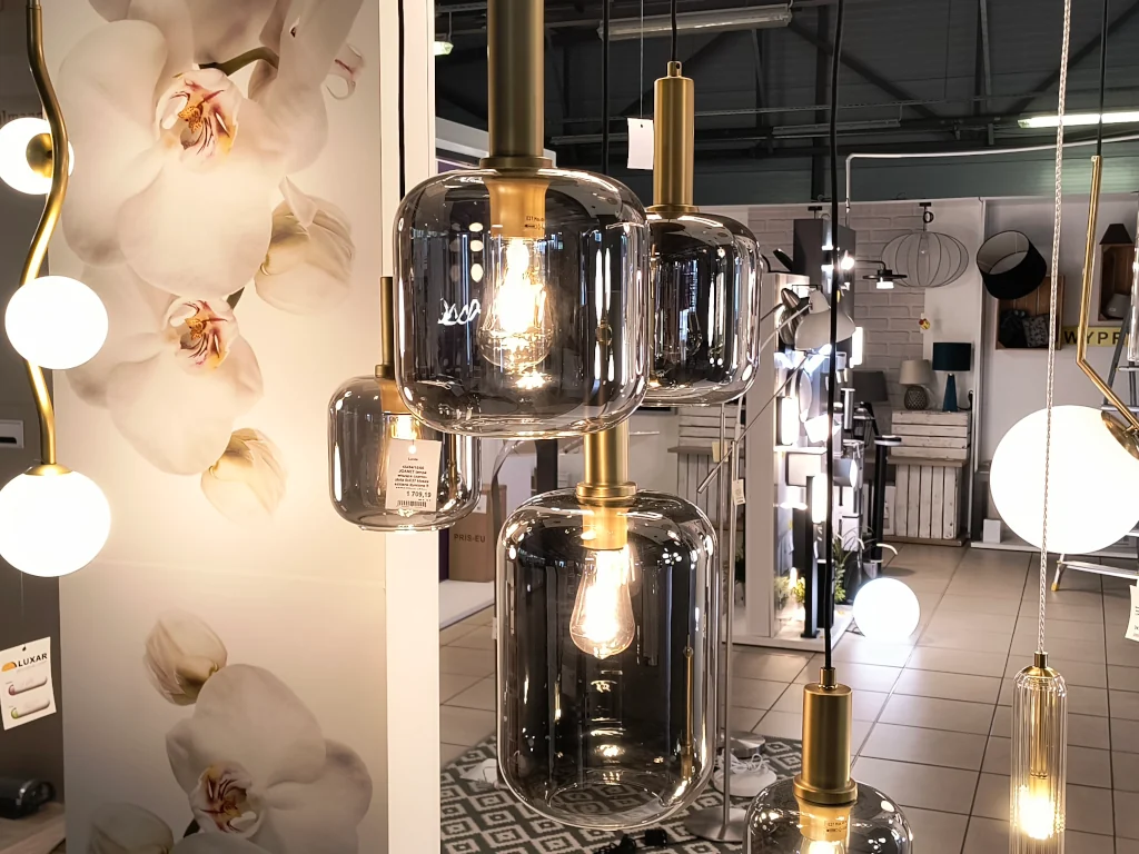 Lampa [pełna nazwa produktu] zapalona w salonie LUXAR w Piotrkowie Trybunalskim
